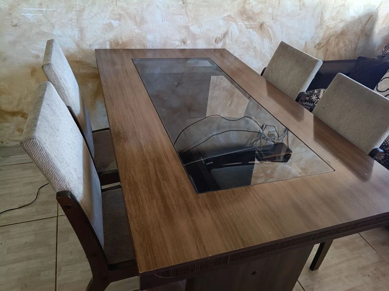 Vendo mesa bom estado com 4 cadeiras 