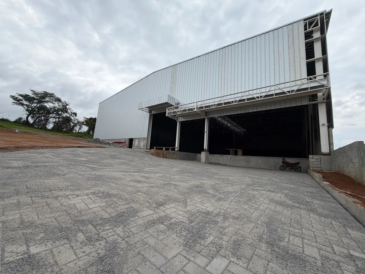 GALPÃO LOGÍSTICO COM DOCA -ALUGUEL   2500 m2 - Foto 2