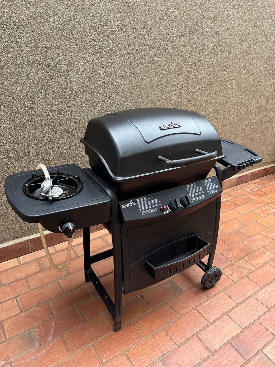 Churrasqueira a Gás Char-Broil com 1 Boca e Mesa Lateral