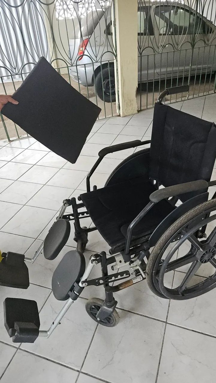 Cadeira de rodas acolchoada ajustável  - Foto 3