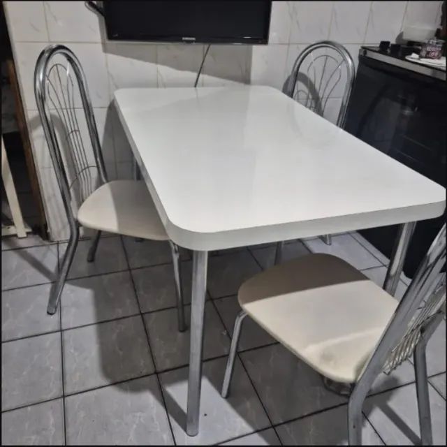 Mesa 4 lugares com 4 cadeiras, off white, em ótimo estado