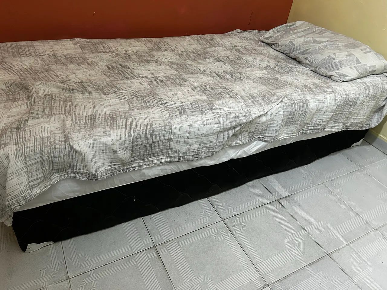 Cama de Solteiro Marjom bem conservada 