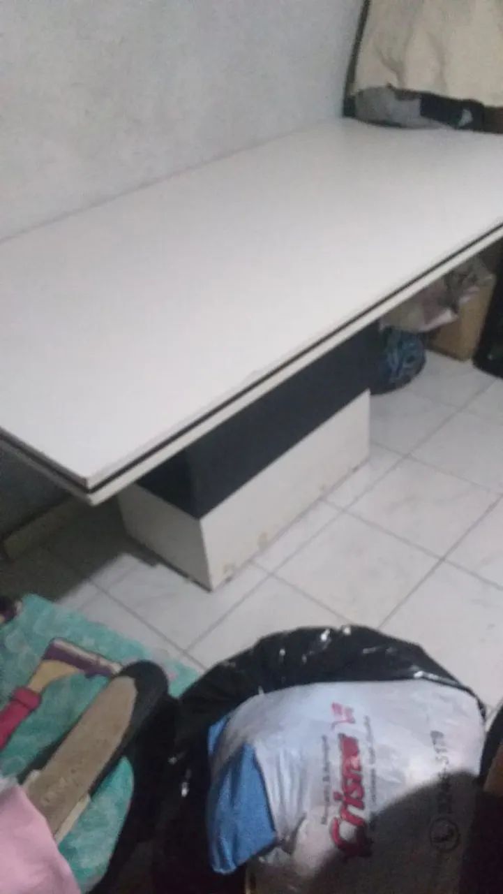 Mesa grande com 4 cadeiras  - Foto 2