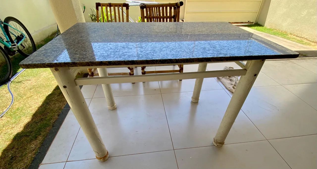 Mesa com tampa de granito