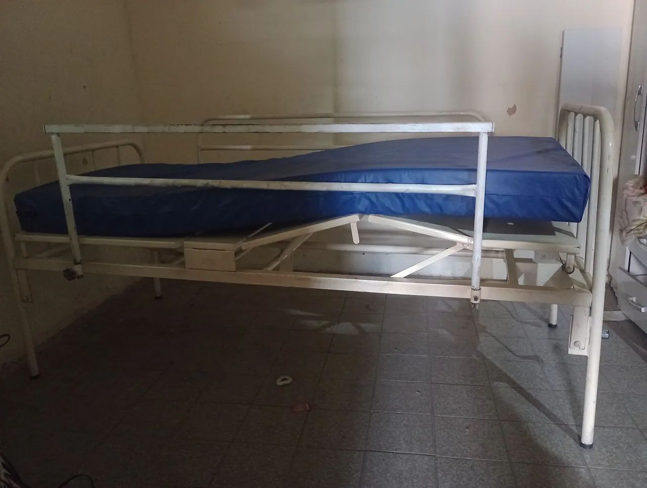 Cama hospitalar+ colchão  - Foto 3