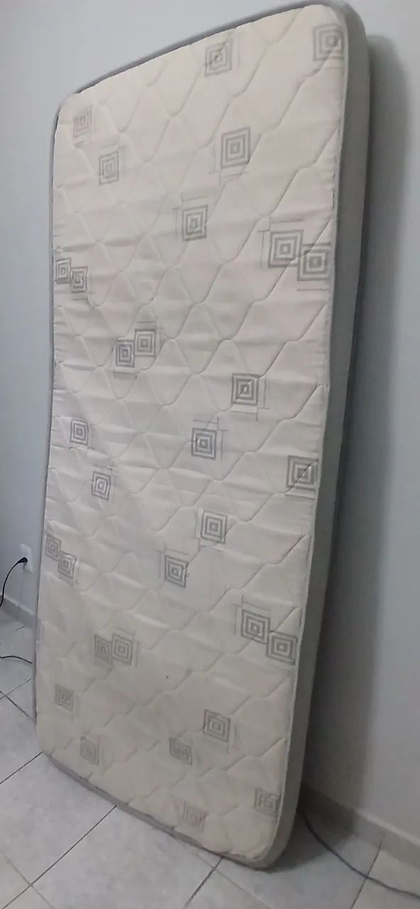 Vende-se colchão ortobom de solteiro 