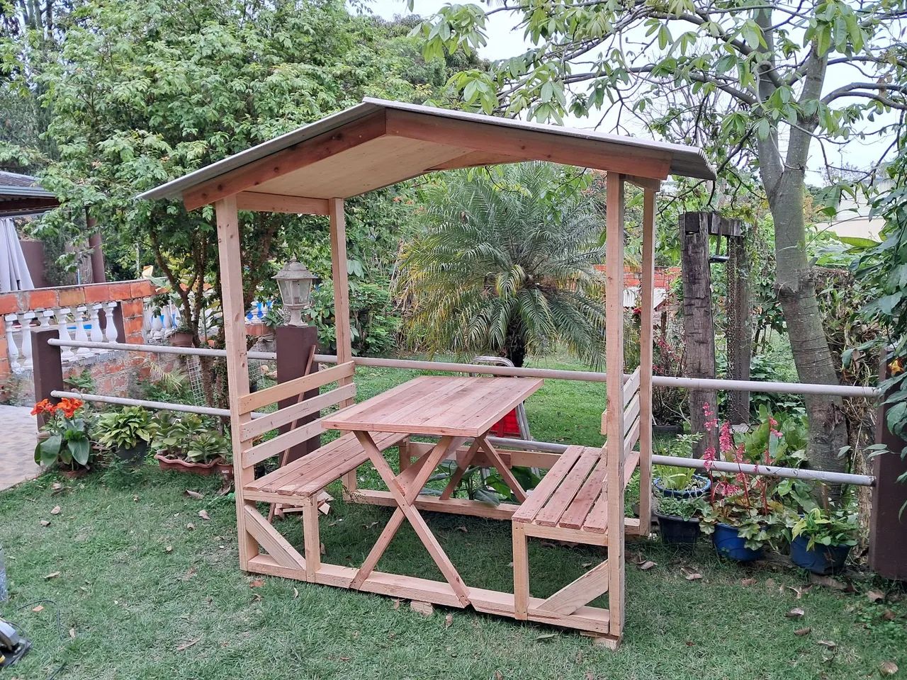 Pergolado com banco e mesa  - Foto 2