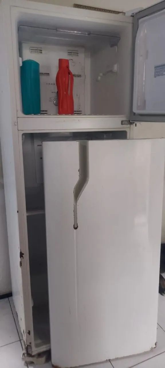 Vendo geladeira pra tirar peça está funcionando