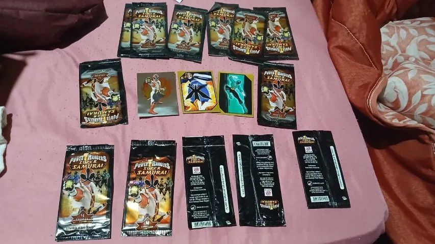 100 pacotes lacrados power rangers - super samurai com 4 figurinhas cada pacote