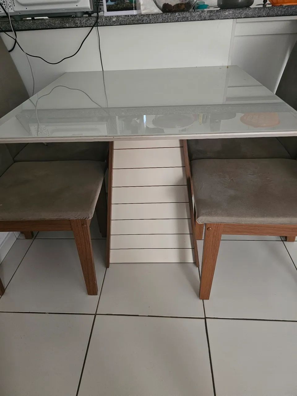 Mesa Quatro cadeiras  - Foto 2