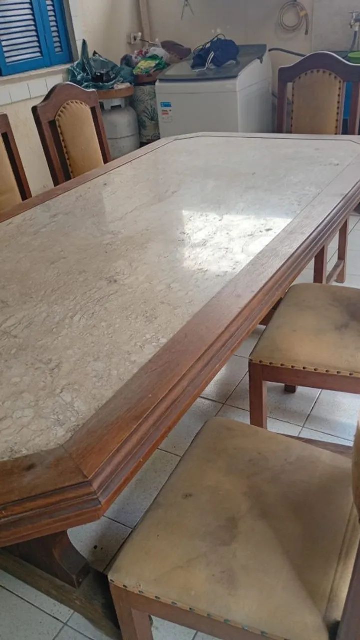 Mesa de madeira com mármore.