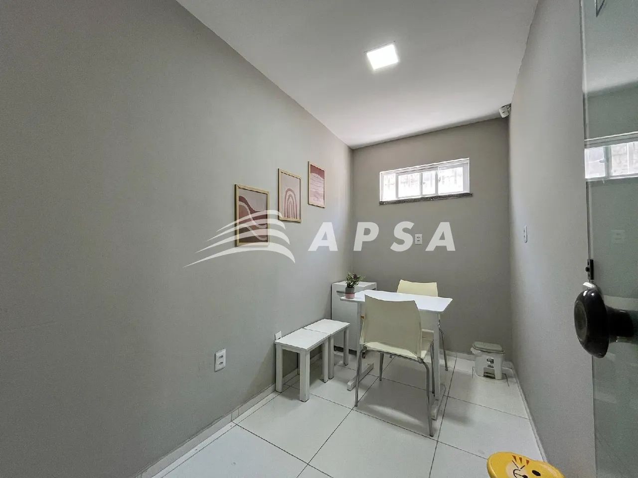 COM 9M², ESTA SALA COMERCIAL MOBILIADA É UMA OPÇÃO PRÁTICA PARA PROFISSIONAIS QUE ATUAM CO