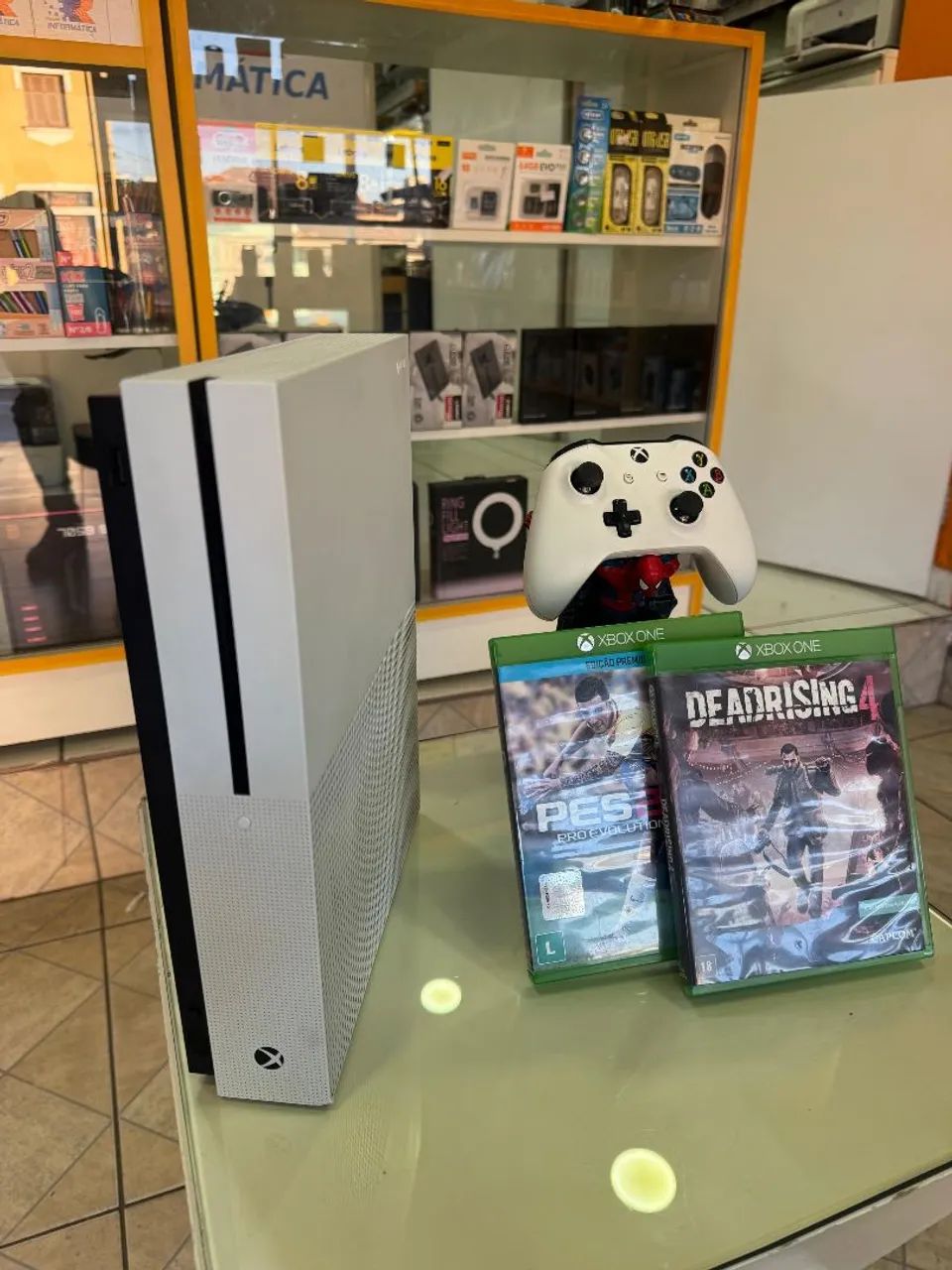Xbox one S . Com 1 controle e 2 jogos em otimo estado.  - Foto 2