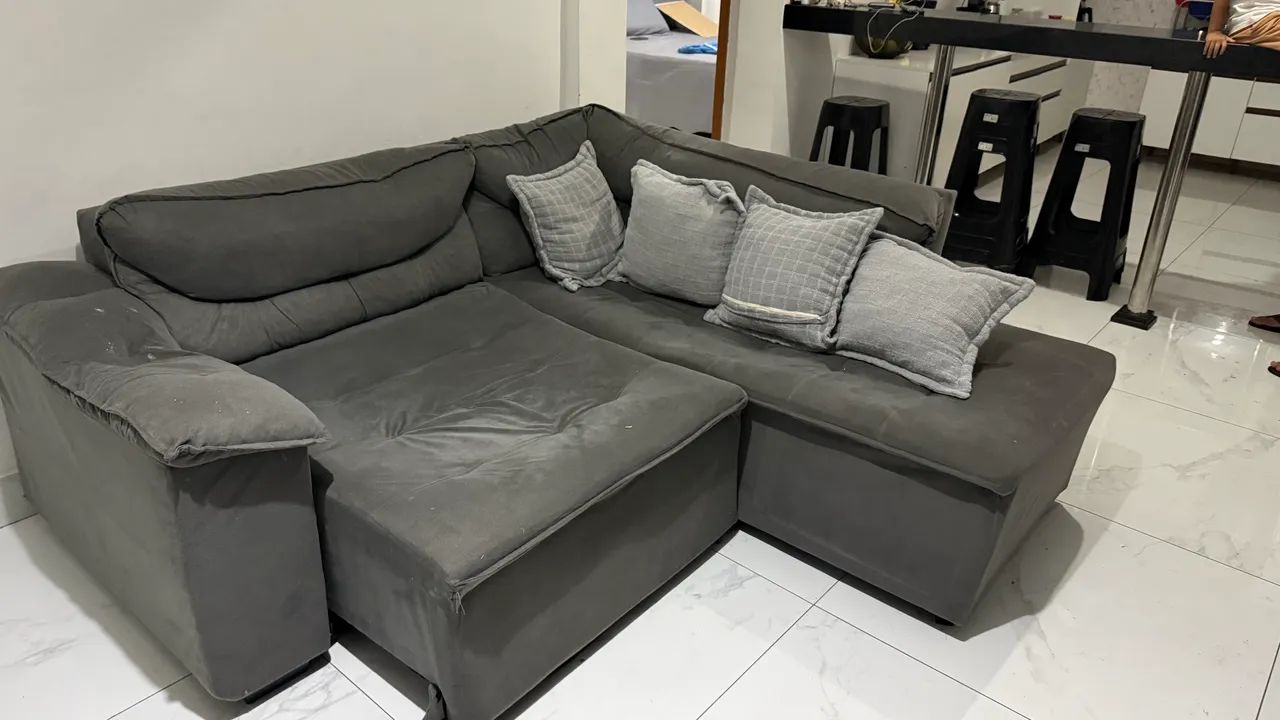 Sofá retrátil cinza + almofadas de brinde - Foto 3