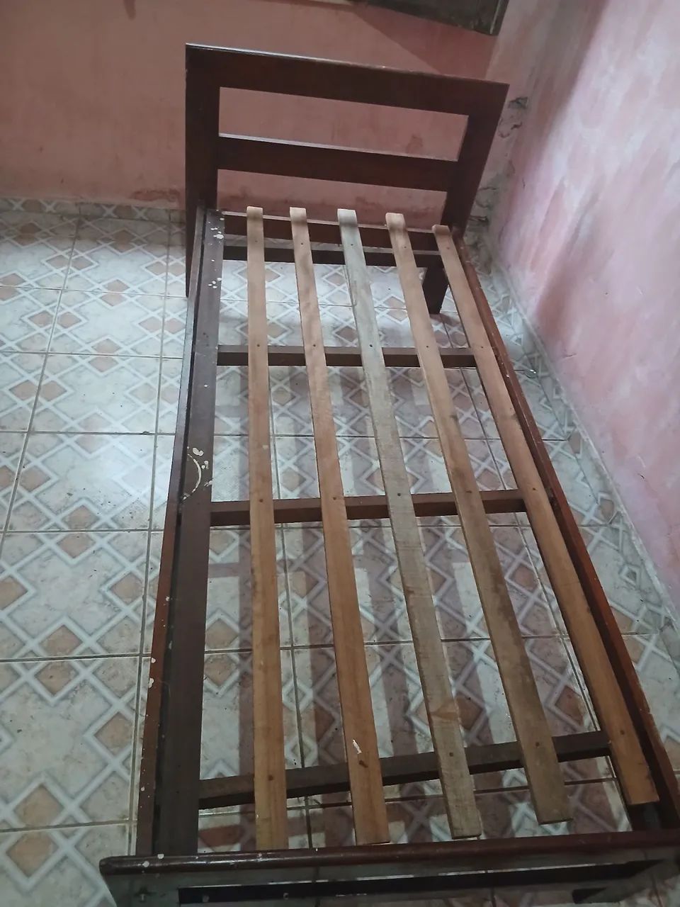 Cama de solteiro de madeira 
