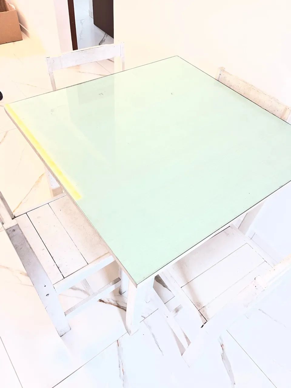 Mesa com quatro cadeiras de madeira  - Foto 3