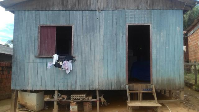 Vende - se uma casa / leia a descrição.