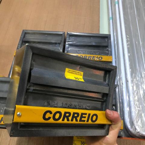 Caixa de Correio Metal Cinza e abertura por trás