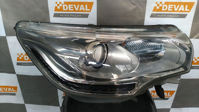 Farol lado direito Citröen C4 sedan Lounge com LED