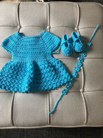 Conjunto Vestido, Sapatinho e Tiara para Bebê em Crochê