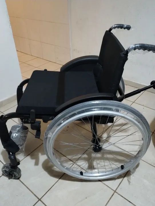 Cadeira de Rodas mono bloco nova