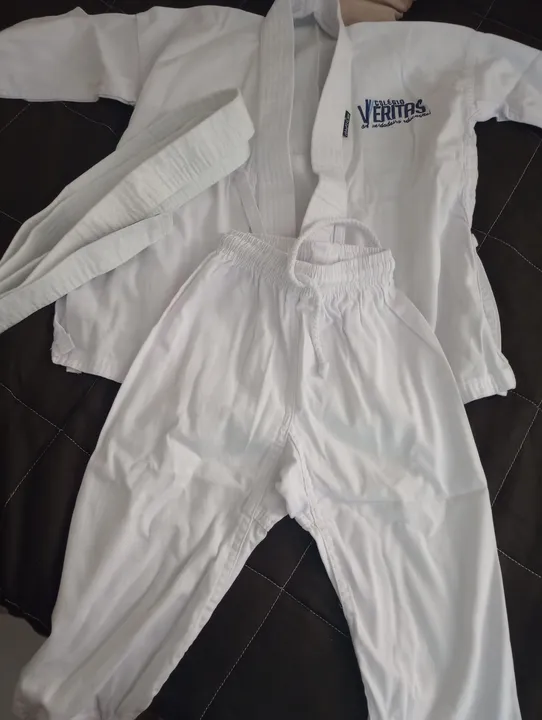 Roupa karatê tira logo marca da escola.