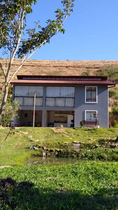Vendo chácara muito rica em água, com casa e excelente localização.