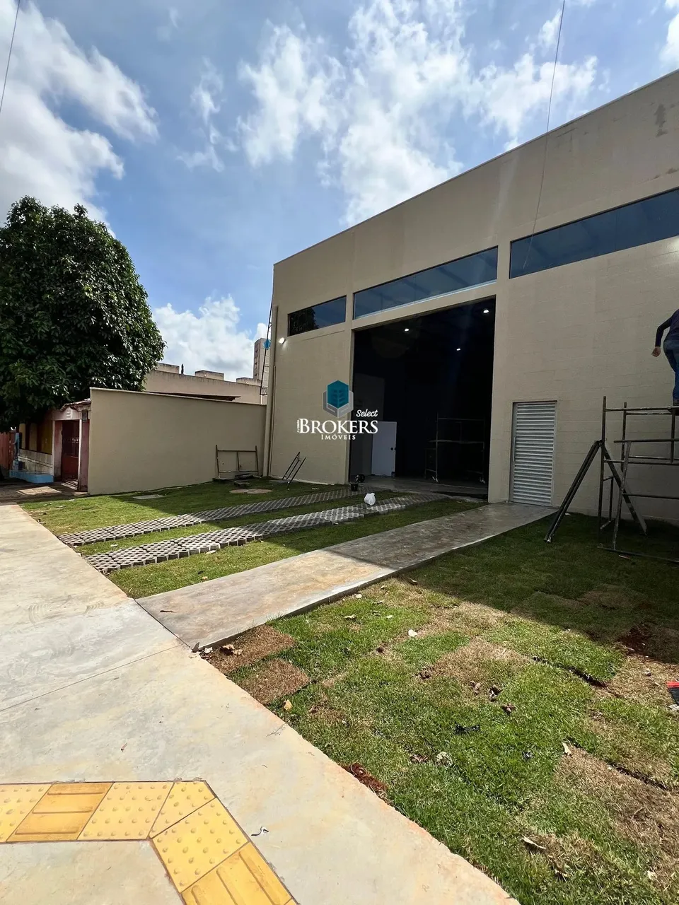 Oportunidade | Galpão novo | Alugado gerando renda.