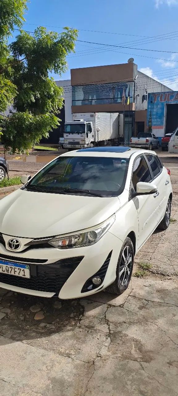 Toyota yaris com teto solar