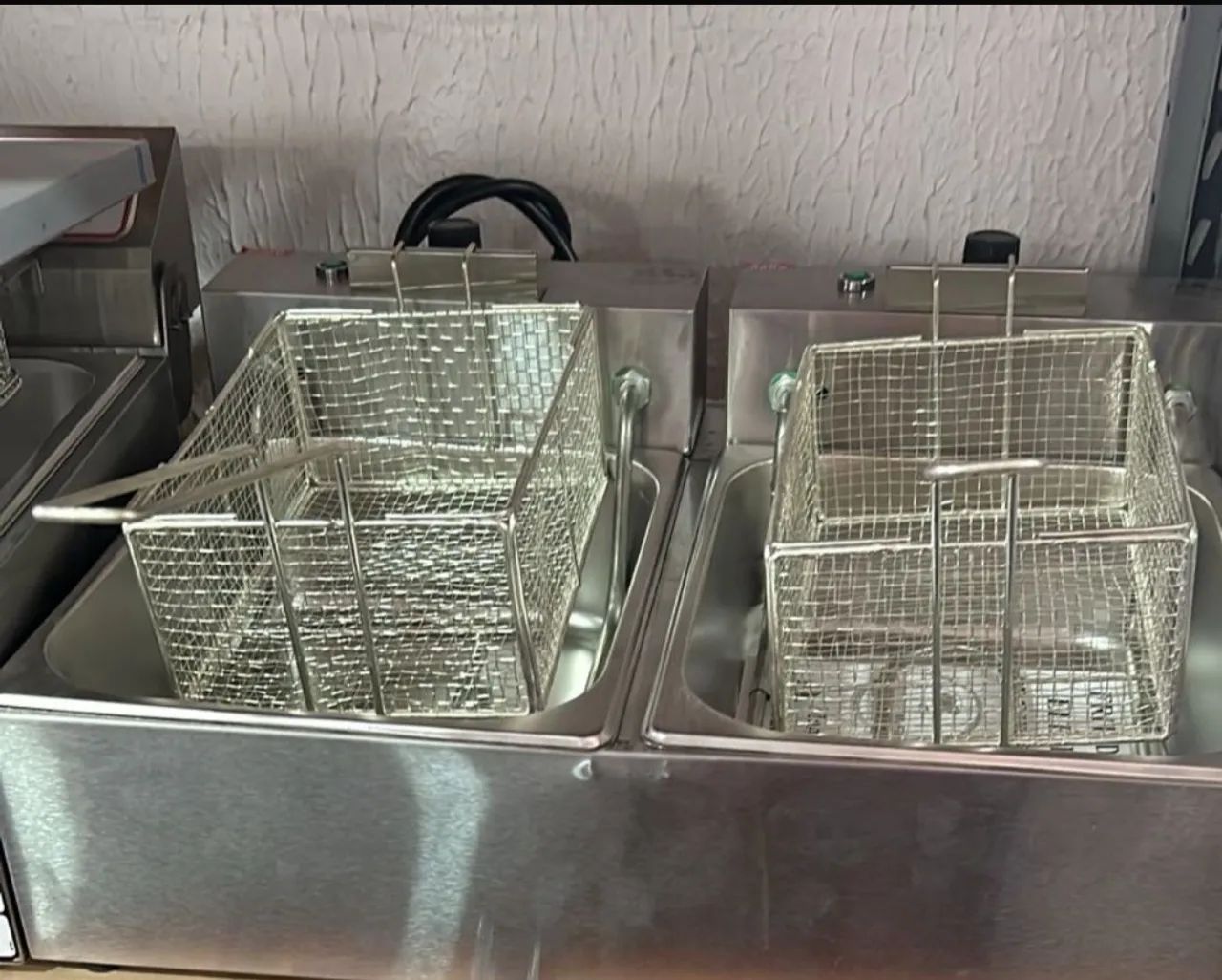 Fritadeira industrial dupla semi nova 