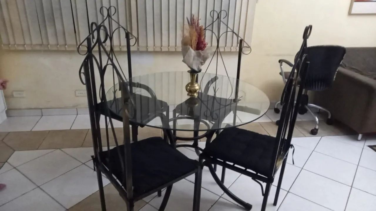 MESA REDONDA DE VIDRO COM 4 CADEIRAS 
