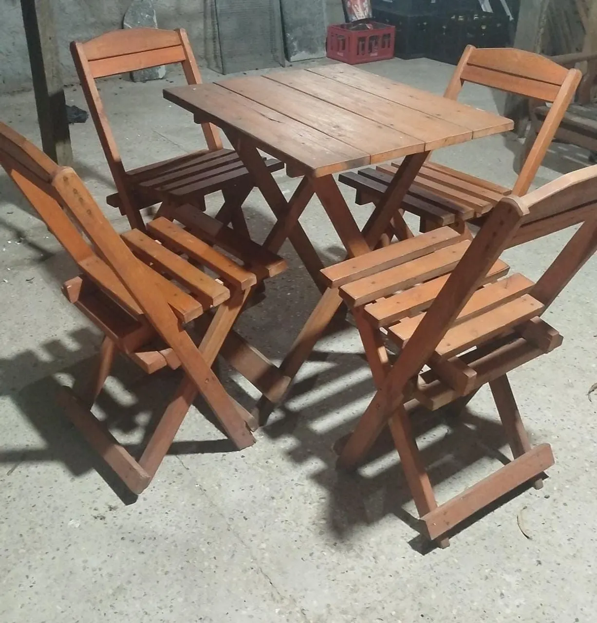 Conjunto de mesa e cadeiras dobráveis de madeira