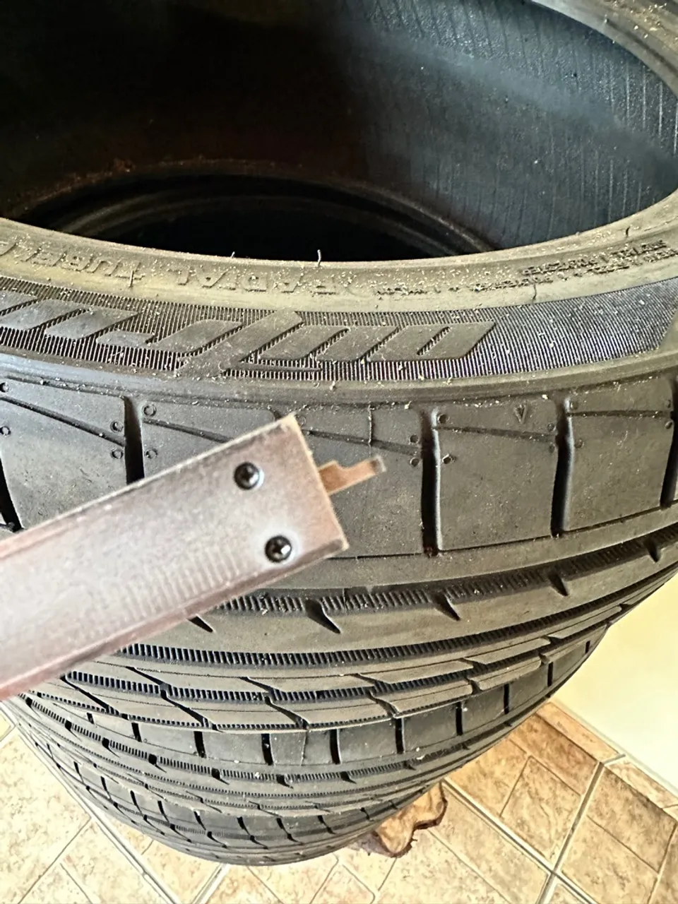 4 Pneus MOMO 235/40 R18