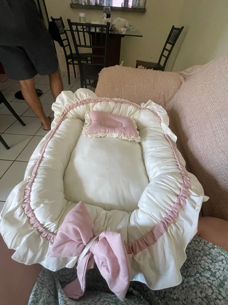 Ninho para bebê com laço e almofada. Cor: Rose/palha - Foto 2