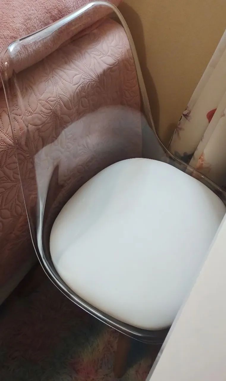 Cadeira de Acrílico Transparente com Assento Branco
