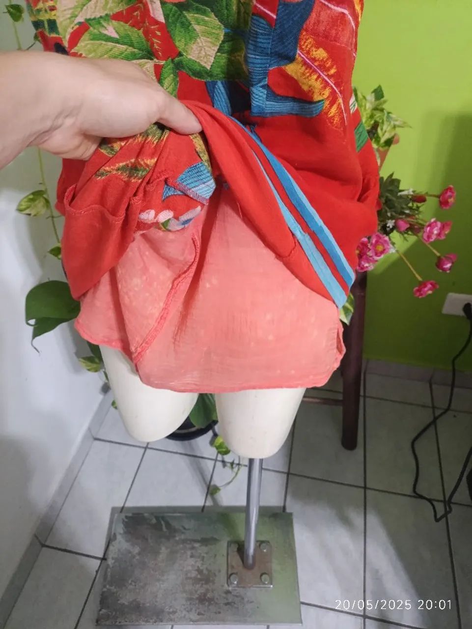 Vestido floral com estampa de pássaro - Foto 5