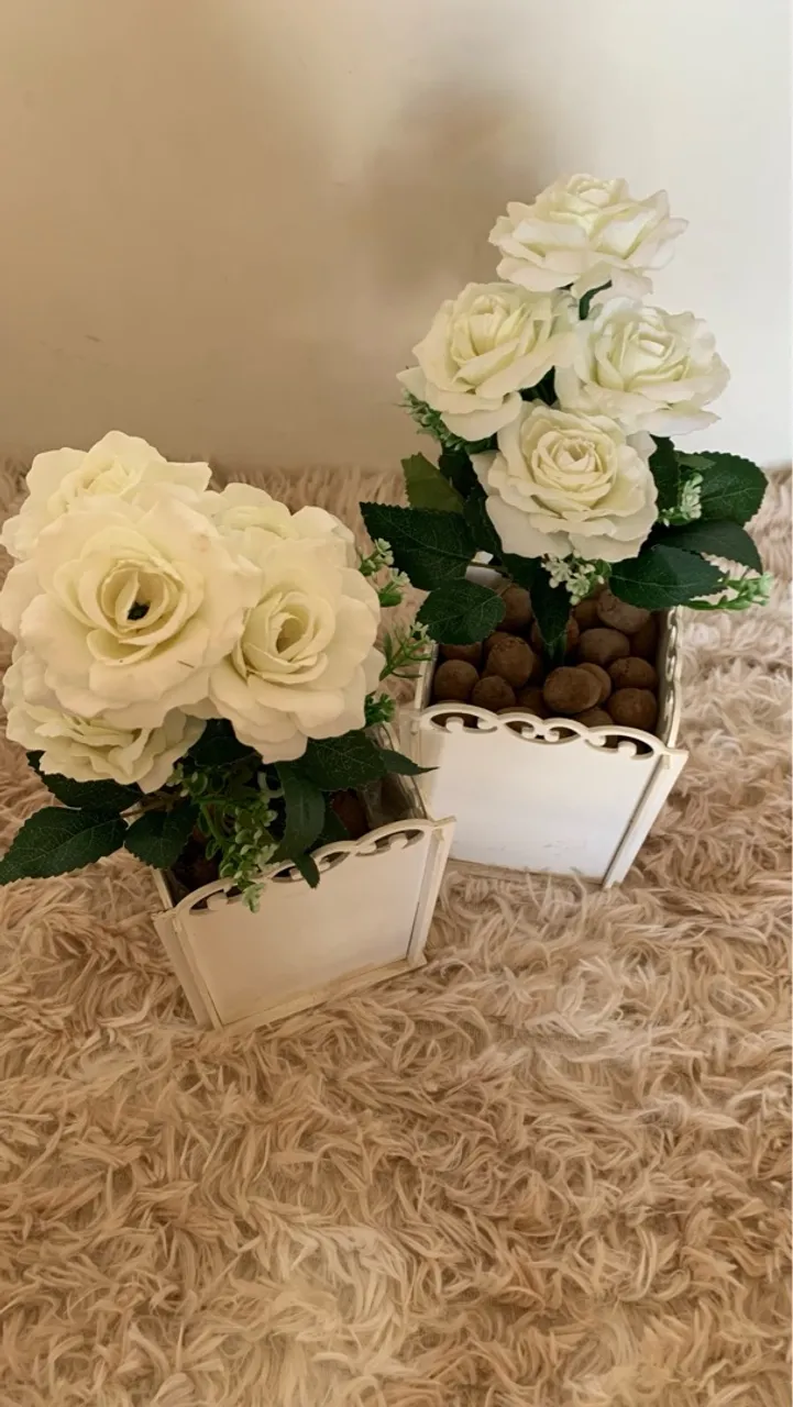 Par de Vasos Decorativos com Flores