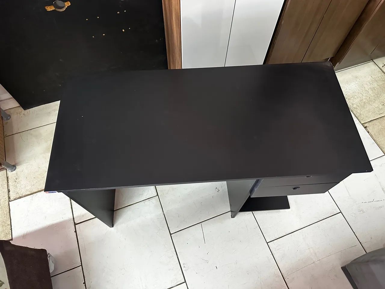 Escrivaninha preta compacta com gavetas - Ideal para estudo ou trabalho - Foto 4