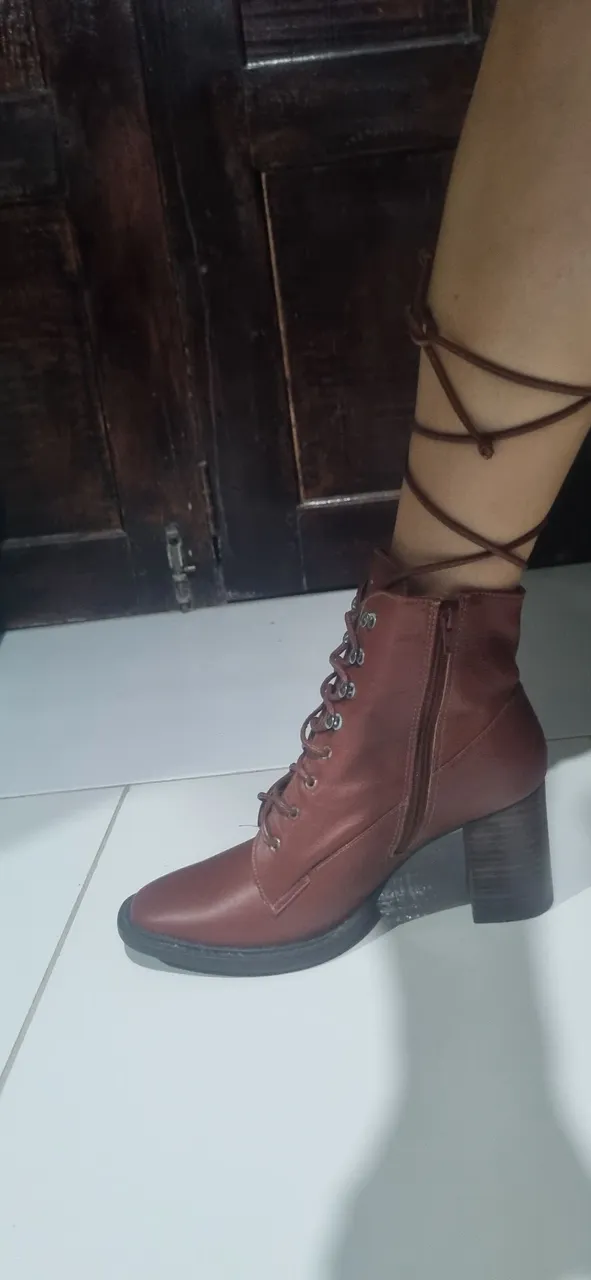 Bota marrom de salto