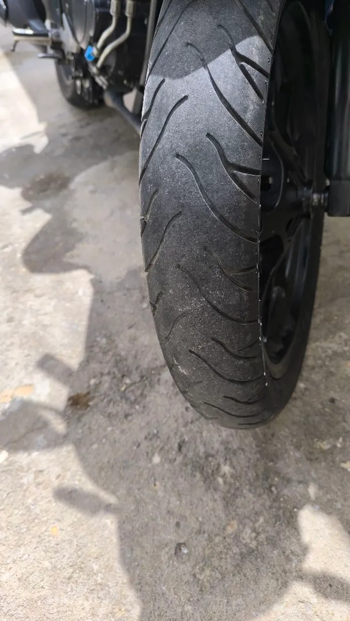 Pneus dianteiro 110/70/17 e traseiro 140/70/17. Pega na Fazer 250, Twister, Cb300