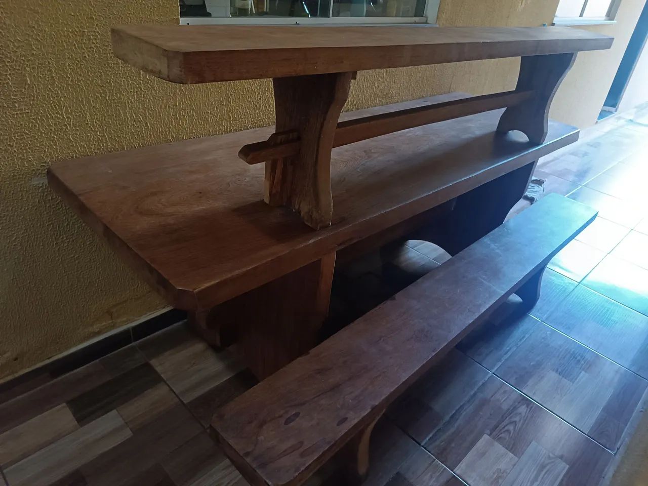 Mesa de madeira rústica com banco - Foto 2