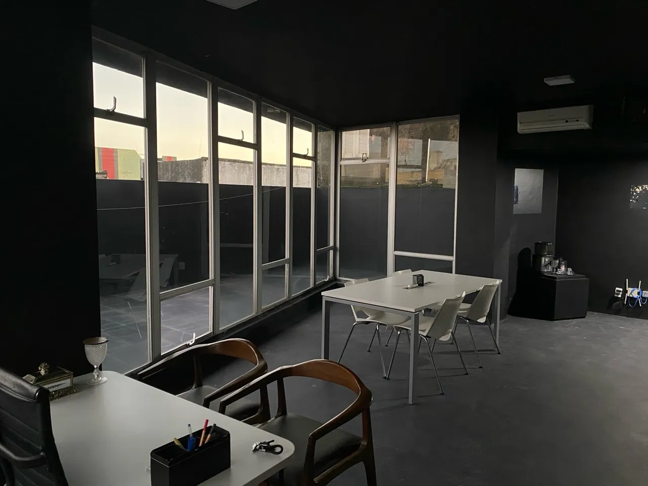 ALUGO SALA MOBILIADA NA AV. GETÚLIO VARGAS COM INTERNET E ENERGIA ELÉTRICA 