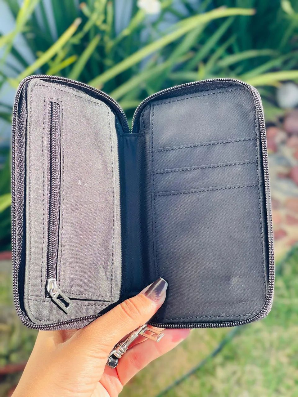 Carteira e porta celular Guess 