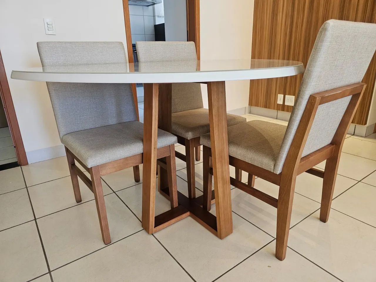 Mesa a pronta entrega e com cadeiras de madeira maciça  - Foto 4