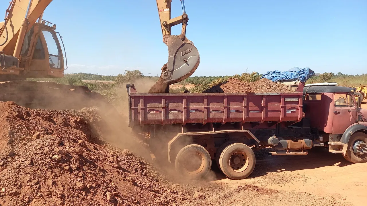 Aterro, Brita, Areia, demolição, limpeza de terreno