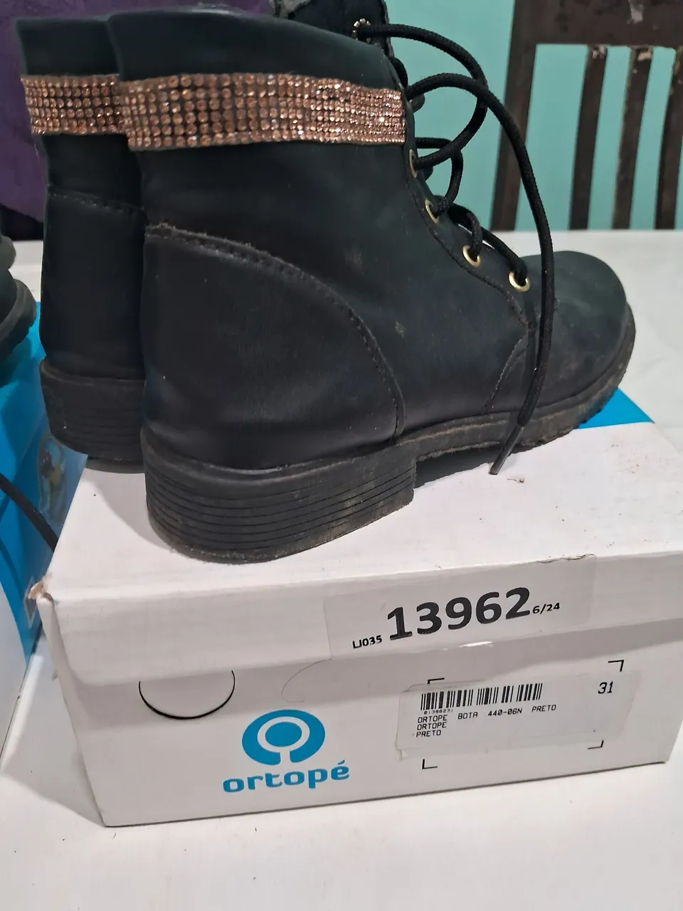 Bota Infantil Ortopé Preta com Detalhe Dourado - N° 31