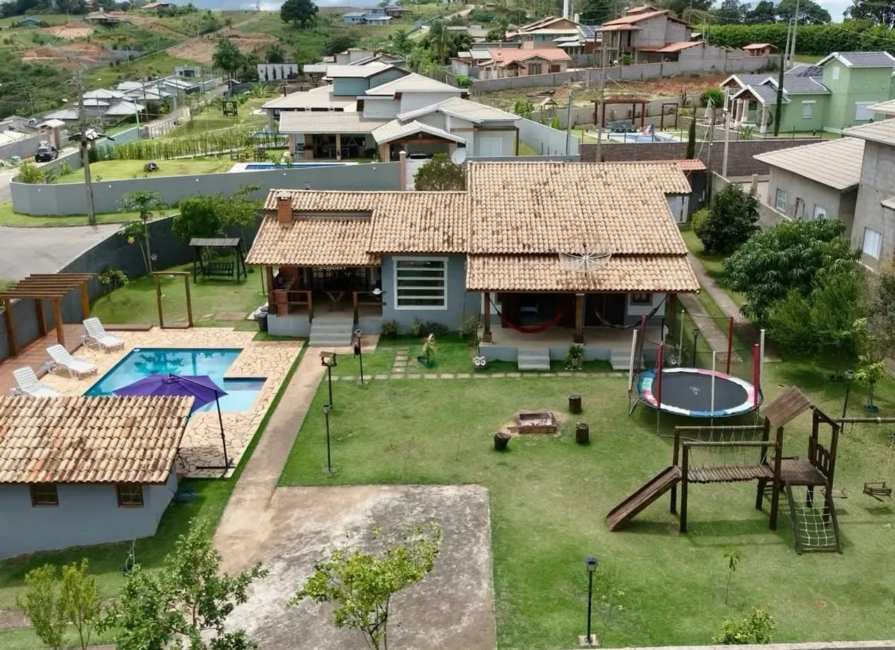 Chácara em condomínio com escritura à venda em Pinhalzinho/SP.