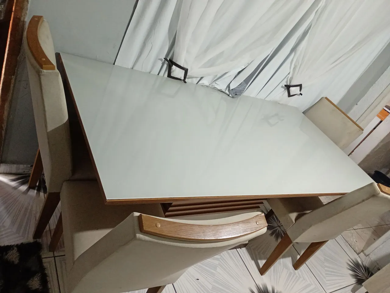 Mesa de Jantar com Cadeiras Elegantes