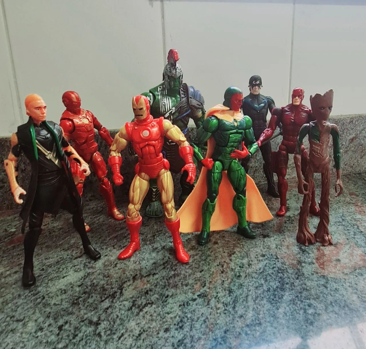 Lote de bonecos Marvel e DC