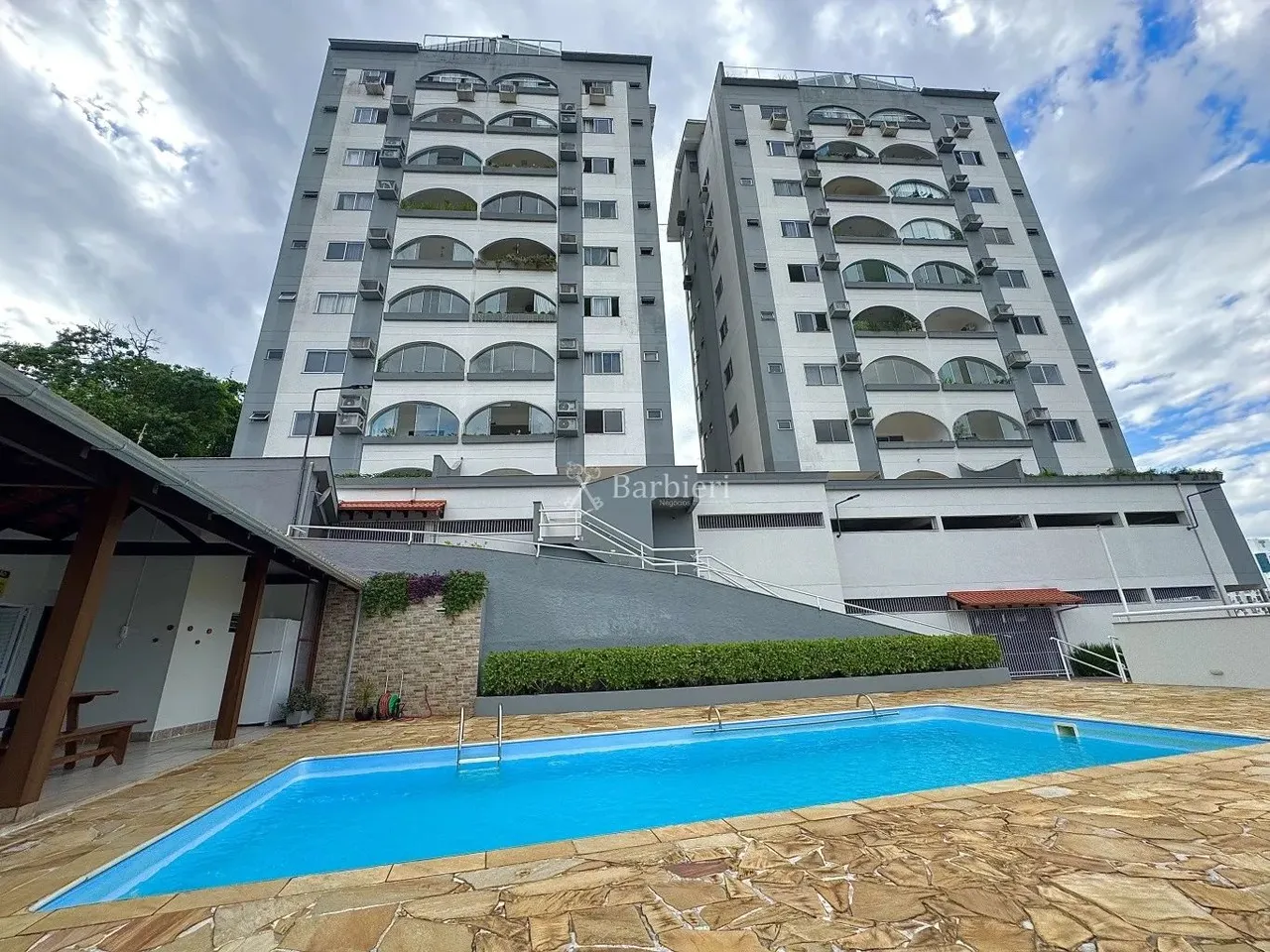 Apartamento amplo com 3 quartos sendo 2 suítes para Locação no Centro de Blumenau/SC